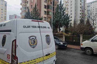 Eşinin evini baltayla açamayınca bina görevlisinin eşini bıçaklayarak öldürmüş