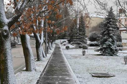 Eskişehir güne kar sürpriziyle uyandı