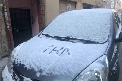 Eskişehir’de araçlar karla kaplandı