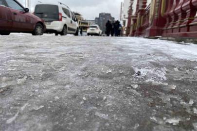 Eskişehir’de kaldırımlar buz pistine döndü