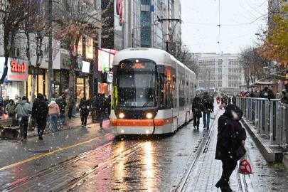 Eskişehir’de lapa lapa yağan kar görsel şölen oluşturdu
