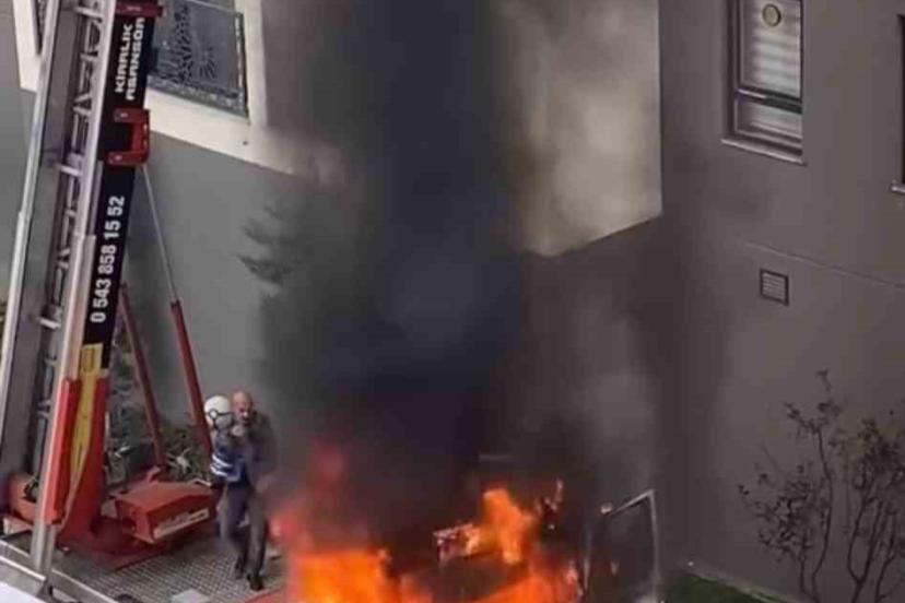 Ev taşıma kabusa döndü... Vinç alev aldı, vatandaşlar damacanayla söndürmeye çalıştı