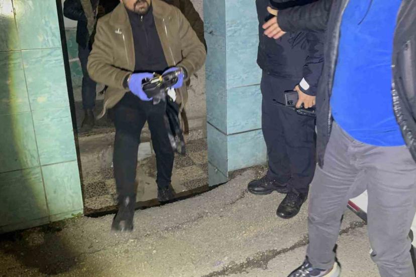 Eve yapılan baskında cephanelik çıktı, arama sırasında polise saldırdılar