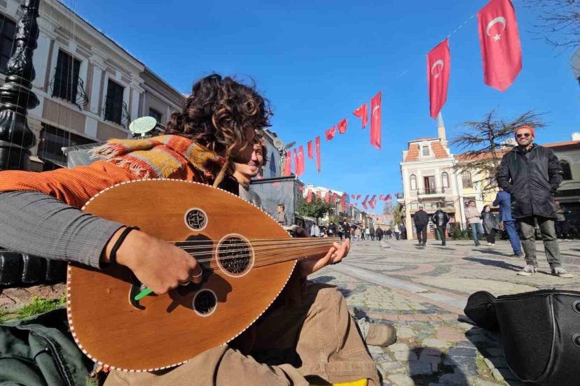 Evrensel dil olan müzikle hem geziyor hem de geçimlerini sağlıyorlar