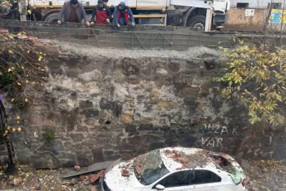 Eyüpsultan’da inşaattaki çalışma park halindeki araca zarar verdi