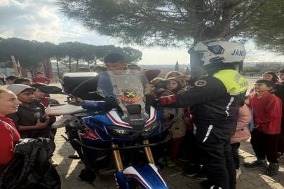 Ezine’de jandarmadan öğrenci ve öğretmenlere trafik bilgilendirmesi