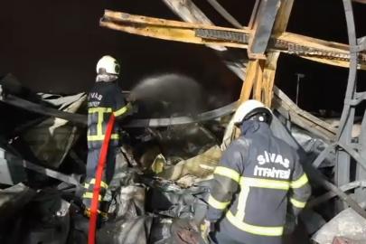 Fabrika yangını için Sivas’tan Kırıkkale’ye giden itfaiye ekipleri, söndürme çalışmalarına destek verdi