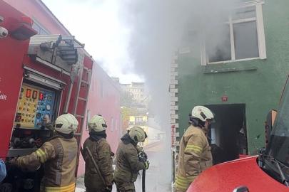 Fatih’te 2 katlı binada yangın paniği