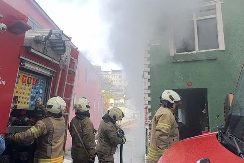 Fatih’te 2 katlı binada yangın paniği