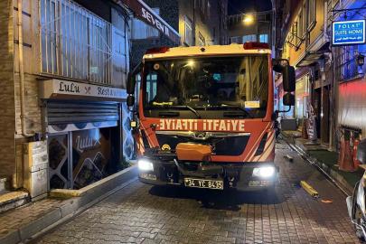 Fatih’te otoparkta çıkan yangın binaya sıçradı: O anlar kamerada