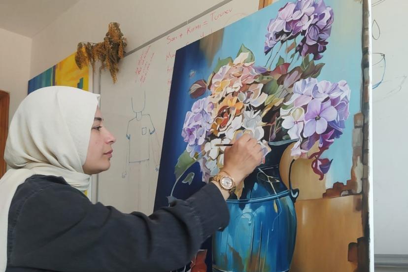 Fatsalı kadın ressam, çocukluk hayallerini tuvale yansıtıyor