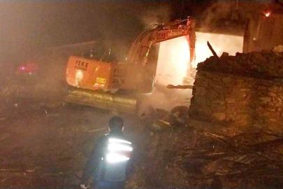 Feke’de ev yangını: bir ev kül oldu, lojman zarar gördü