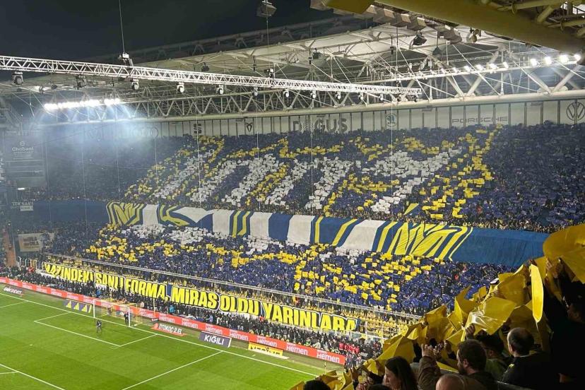 Fenerbahçeli taraftarlardan derbiye özel koreografi