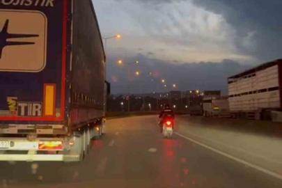 Fırtınada motosikletliye duvar olan tırcı yürekleri ısıttı