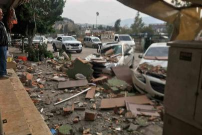 Fırtınanın etkisiyle yıkılan duvar 3 otomobile ve 1 motosiklet zarar verdi