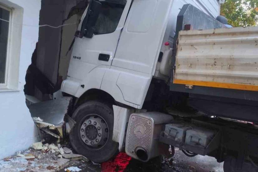 Freni boşalan tır, direk ve otomobile ardından fırına çarptı: 5 keçi telef oldu