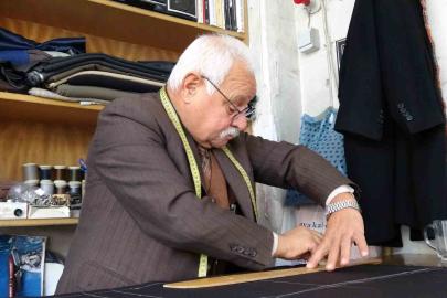 Gaziantep’te 67 yaşındaki terzi ustası, elinden kitabı düşürmüyor