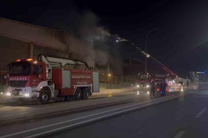 Gaziantep’te ambalaj fabrikasında yangın: 1 işçi dumandan etkilendi