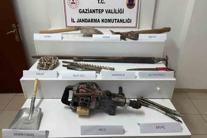 Gaziantep’te kaçak kazı yapan 4 şahsı jandarma suçüstü yakaladı