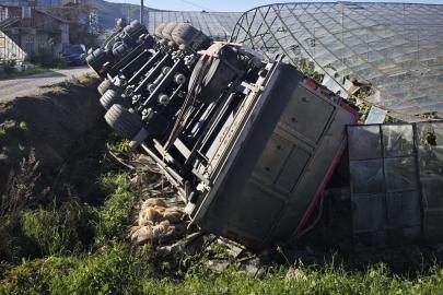 Gazipaşa’da devrilen kamyonun sürücüsü yaralandı