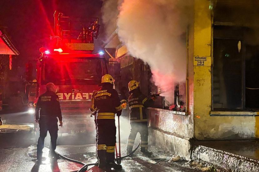 Gece yarısı iş yeri yangını: Kepenkler ve camlar kırıldı