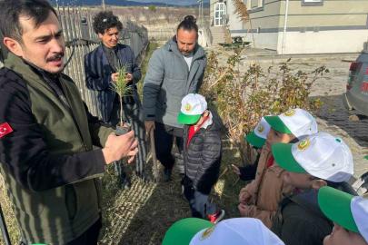 Gediz’de minik öğrenciler kızılçam fidanlarını toprakla buluşturdu
