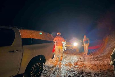 Gercüş’te çamura saplanan aracı Özel İdare ekipleri kurtardı