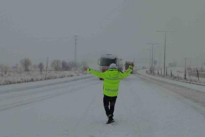 Gercüş’te karda kalan arabaların imdadına polis yetişti