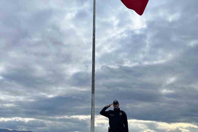 Giresun Valiliği müdahale etti; Yıpranan Türk bayrağı yenilendi