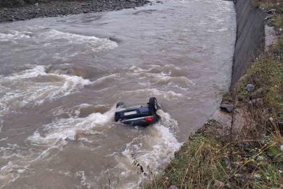 Giresun’da araç dereye uçtu: 2 ölü