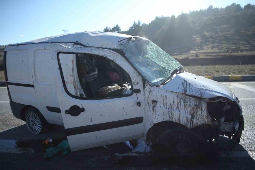 Gizli buzlanma trafik kazalarına sebep oldu: 3  yaralı