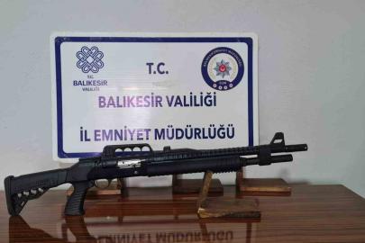 Gönen’de ruhsatsız silah ve 3 çalıntı motosiklet ele geçirildi