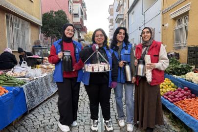 Gönüllü gençlerden pazar esnafına sıcak ikram