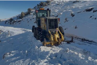 Greyder uçurumun kenarında güçlükle durabildi