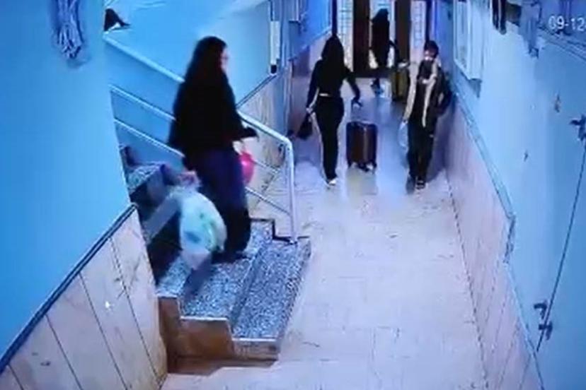 Güllü’nün kızı ve arkadaşının valizlerle kaçmaya çalıştığı anlar kamerada