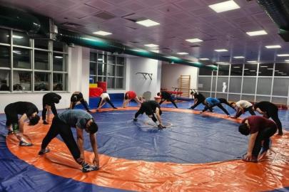 Güreş minderinde güç ve teknik bir arada