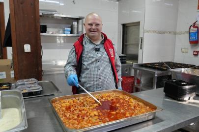 Gürsu’nun gülen yüzü Mesut, yemek dağıtımda
