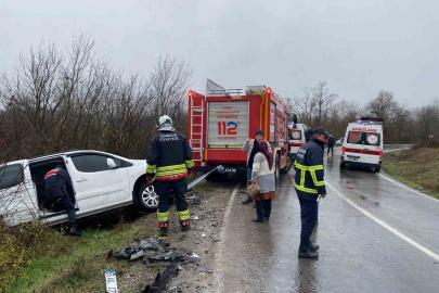 Hafif ticari araç kamyona çarptı: 2 yaralı