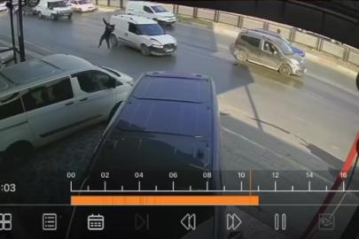 Hafif ticari araç yayaya çarptı: O anlar kamerada