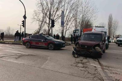 Hafif ticari araçlar çarpıştı: 3’ü çocuk 7 yaralı