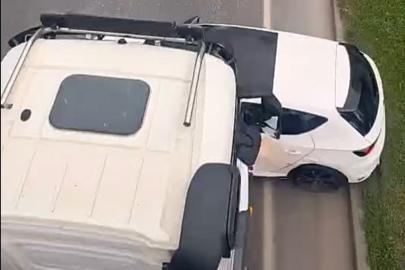 Hafriyat kamyonu, önüne aldığı otomobili 100 metre sürükledi