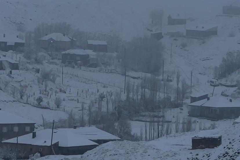 Hakkari’de 43 yerleşim yerinin yolu ulaşıma kapandı