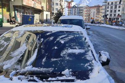 Hakkari’de araç camları buz tuttu