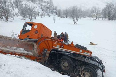 Hakkari’de iş makinesi devrildi: 2 yaralı
