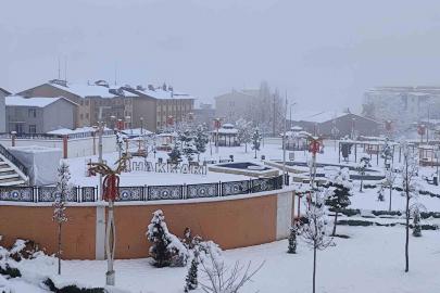 Hakkari’de kar yağışı kartpostallık manzaralar oluşturdu