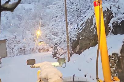 Hakkari’de karla mücadele ekibi gece kar mesaisinde