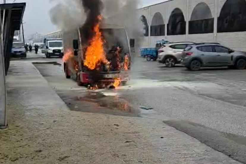 Halk otobüsü alev alev yandı