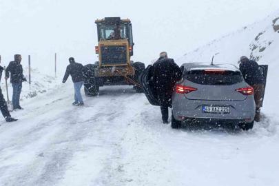 Hasköy-Mutki karayolu kar ve tipi nedeniyle ulaşıma kapatıldı