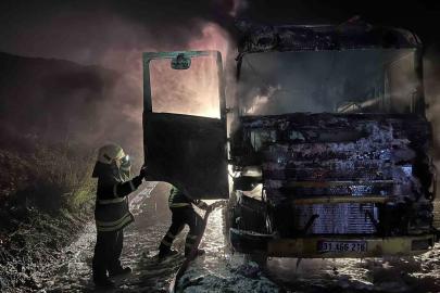 Hatay’da alevlere teslim olan tır kullanılamaz hale geldi