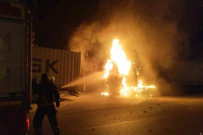 Hatay’da alevlere teslim olan tır kullanılamaz hale geldi